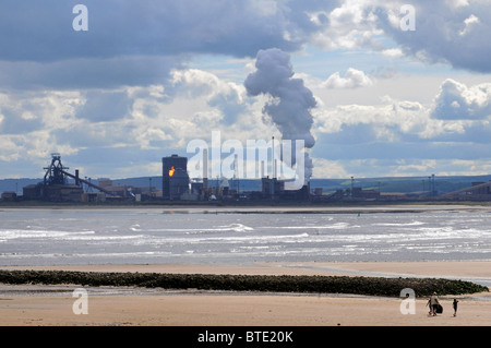 Blick vom Strand in Seaton Carew, Co Durham, mit Blick auf die Mündung des Flusses Tees und Industray in Redcar Stockfoto