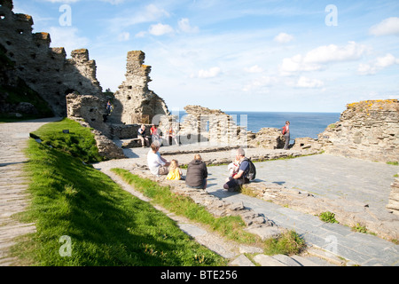 Touristen, die Ruinen von Tintagel Castle, Cornwall, UK Stockfoto