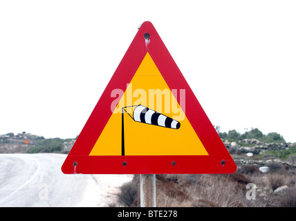 Griechischen Verkehrszeichen Warnung vor starken Winden. In der Nähe von Chora auf Amorgos, eines der griechischen Kykladen-Inseln genommen. Stockfoto