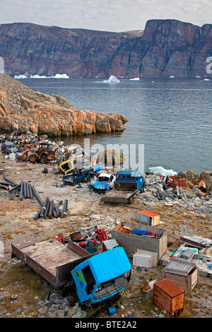 Müll und Auto Wracks auf Müllkippe und Eisberge im Fischerdorf Uummannaq, Grönland Stockfoto