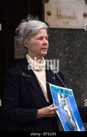 Gegen Pelzhandel Demonstranten demonstrieren vor dem Kaufhaus Harrods, London, UK Stockfoto