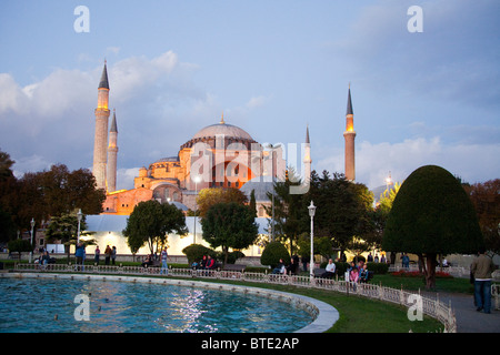 Hagia Sophia (Aya Sophia) (Ste Sophia) Kirche Moschee jetzt Museum in Istanbul Türkei. Twilight-Blick vom Sultanahmet Quadrat Stockfoto