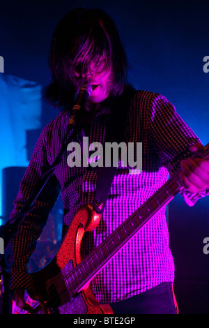 Taka Hirose, Bassist der Band Feeder, Durchführung im Shepherds Bush Empire, London Stockfoto