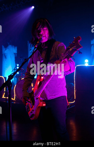 Taka Hirose, Bassist der Band Feeder, Durchführung im Shepherds Bush Empire, London Stockfoto