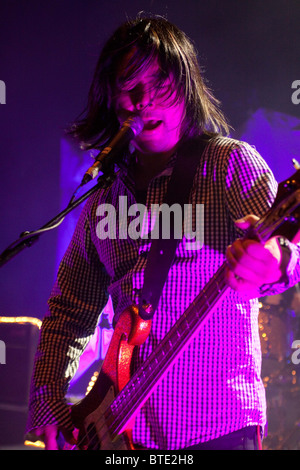 Taka Hirose, Bassist der Band Feeder, Durchführung im Shepherds Bush Empire, London Stockfoto