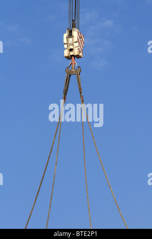 Kranhaken und Riemenscheibe gegen blauen Himmel Stockfoto