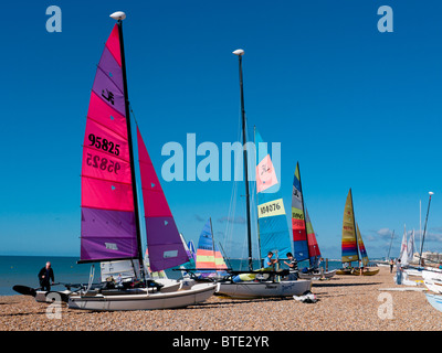 Yachten und Segeln Dingys am Strand von Brighton Pier West, East Sussex, Großbritannien Stockfoto