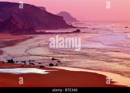 Portugal, Algarve: Sonnenuntergang am Strand Praia Do Amado Stockfoto