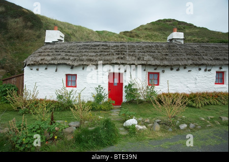 Traditionelle Manx reetgedeckten Fischerhaus, Niarbyl, Isle Of Man Stockfoto