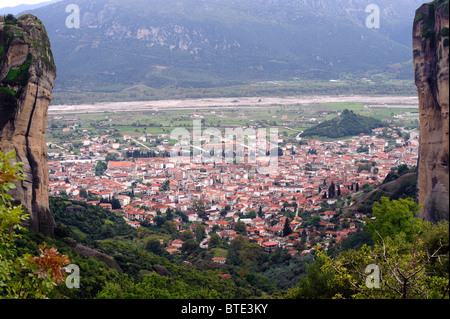 Vogelperspektive der Stadt Kalambaka, in der Nähe der Meteora-Klöster in der Region Thessalien, Griechenland. Stockfoto