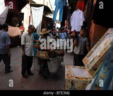 Menschen beim Einkaufen in den Souks von Marrakesch. Stockfoto