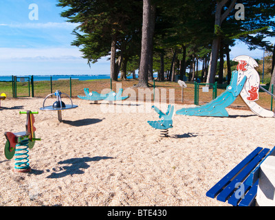 Leeren Sie Strand Kinderspielplatz direkt am Meer in Frankreich Europa Stockfoto