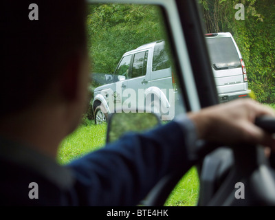 Sicht des Fahrers des Land Rover Discovery 4 Fahrt durch grüne Terrain in der Domaine d'Arthey Anwesen in Belgien Stockfoto