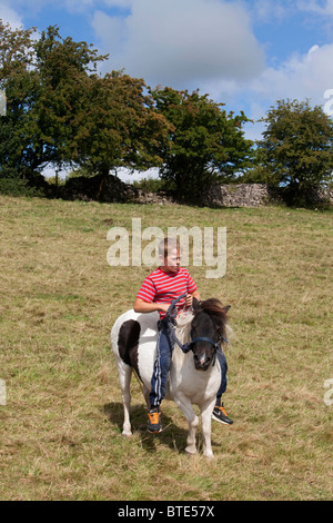 Ein kleiner Junge sitzt auf ein Shetlandpony Priddy Schafe Messe. Die Messe ist ein Highlight in der Gypsy-Community-Kalender. DAVID MANSELL Stockfoto