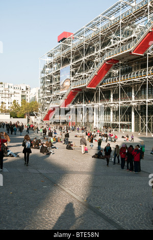 junge Menschenmenge suchen Unterhaltung am Platz vor markanten Eingangsfassade des Centre Beaubourg mit externen Rolltreppen Paris Stockfoto