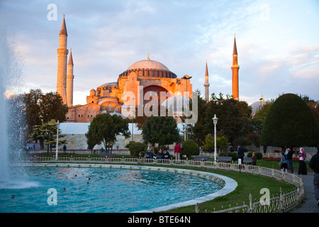 Hagia Sophia (Aya Sophia) (Ste Sophia) Kirche Moschee jetzt Museum in Istanbul Türkei. Twilight-Blick vom Sultanahmet Quadrat Stockfoto