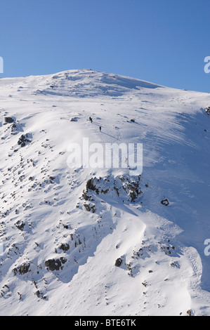 Wanderer, nähert sich des Gipfels des Scafell Pike im Winter im englischen Lake District Stockfoto