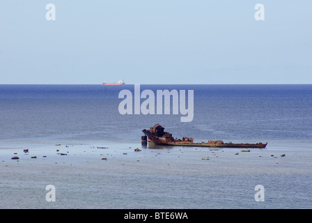 Schiff Wrack zerfällt in der Nähe der Küste von Iriomote Island, Yaeyama, Okinawa, Japan Stockfoto