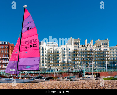 Yachten und Segeln Dingys am Strand von Brighton Pier West, East Sussex, Großbritannien Stockfoto