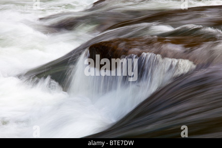 Langzeitbelichtung Schuss von einem reißenden Fluss über Felsen Stockfoto