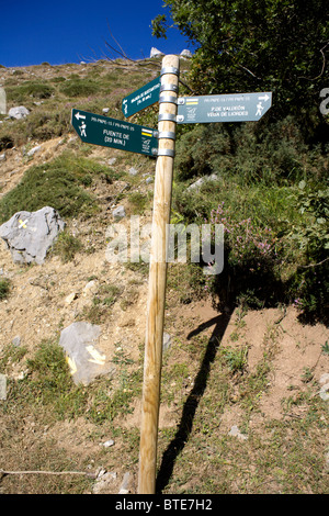 Wegweiser, Weg-Post, Wegmarkierung Majada de Bustantivo, Posada de Valdeón und Fuente Dé, 15 / PNPE / PR und PR-PNPE-25, Stockfoto