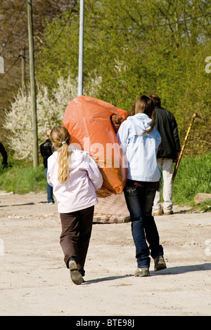 Mädchen tragen Garbage bag zusammen Stockfoto