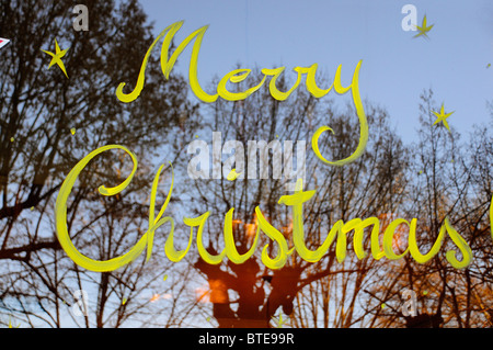 Frohe Weihnachten auf Fenster gemalt Stockfoto