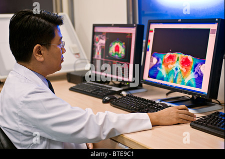 Arzt anzeigen CT-Scan Ergebnisse Bilder auf Computer-Monitor im Krankenhaus Onkologie-Abteilung Stockfoto