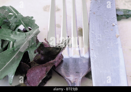 Salat, Gabel und Messer, close-up Stockfoto