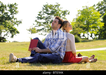 Paar erholsame zusammen im park Stockfoto