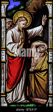 Ein Glasfenster mit der Anhebung des Lazarus, Parish Church of St Mary Magdalene, Clatworthy, Somerset Stockfoto