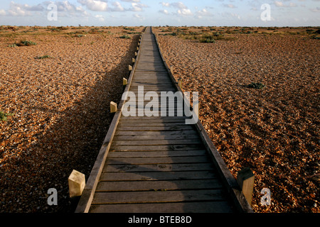 Fußweg zum Strand von Dungeness, Kent, von der Heritage Lottery Fund zur Verfügung gestellt. Stockfoto