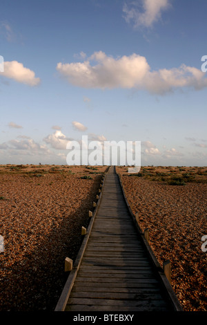 Fußweg zum Strand von Dungeness, Kent, von der Heritage Lottery Fund zur Verfügung gestellt. Stockfoto