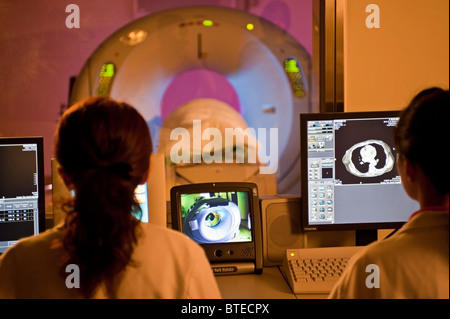 Ärzte CAT-Scan, PET-CT Scann auf Patienten im Krankenhaus Stockfoto