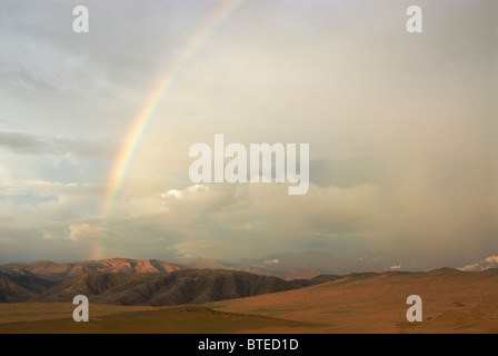 Malerische Aussicht auf Berge, Regenbogen und Gewitterwolken Stockfoto