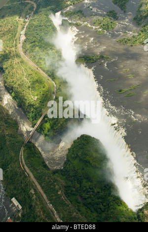 Eine Luftaufnahme von der Victoria-Fälle und die Brücke über die Devils Cataract Gorge zwischen Simbabwe und Sambia Stockfoto