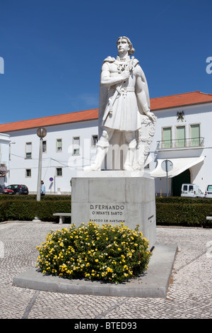 Infante Santo-Statue in Santarém, Portugal. Auf der Rückseite eine Kaserne der Escola Prática de Cavalaria. Stockfoto