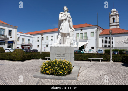 Infante Santo-Statue in Santarém, Portugal. In den Rücken - Turm Escola Prática de Cavalaria und das ehemalige Kloster Trindade. Stockfoto