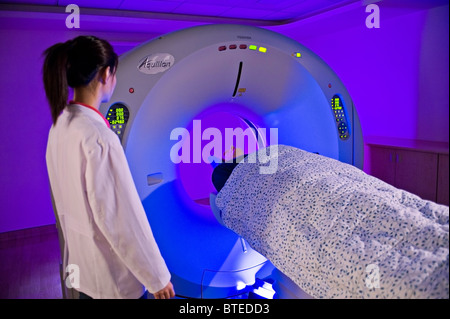 Herr Doktor bereitet Patienten für PET-CT Scann, CAT-Scan, im Krankenhaus Stockfoto