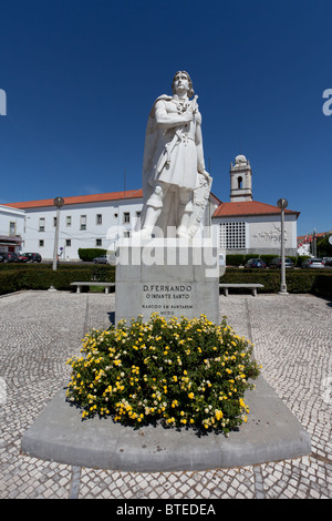 Infante Santo-Statue in Santarém, Portugal. In den Rücken - Turm Escola Prática de Cavalaria und das ehemalige Kloster Trindade. Stockfoto