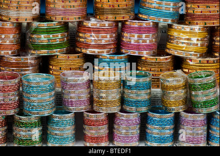 Farbige indische Damen Armreifen in Reihen auf einem Marktstand in Indien Stockfoto