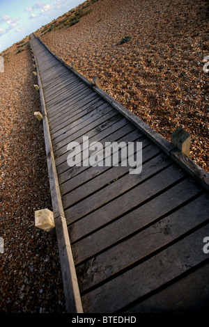 Fußweg zum Strand von Dungeness, Kent, von der Heritage Lottery Fund zur Verfügung gestellt. Stockfoto