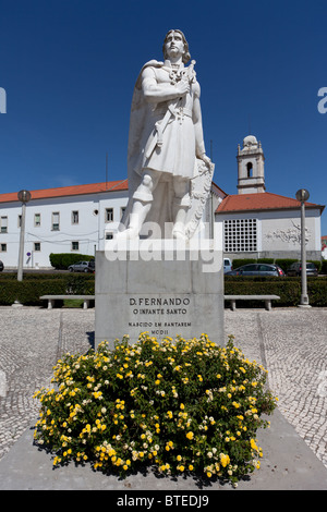 Infante Santo-Statue in Santarém, Portugal. In den Rücken - Turm Escola Prática de Cavalaria und das ehemalige Kloster Trindade. Stockfoto