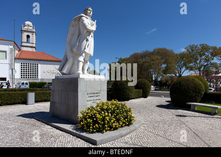 Infante Santo-Statue in Santarém, Portugal. In den Rücken - Turm Escola Prática de Cavalaria und das ehemalige Kloster Trindade. Stockfoto