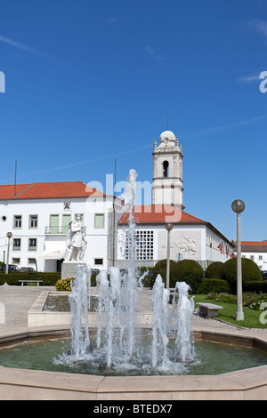 Infante Santo Quadrat in Santarém, Portugal. In den Rücken - Turm Escola Prática de Cavalaria und das ehemalige Kloster Trindade. Stockfoto