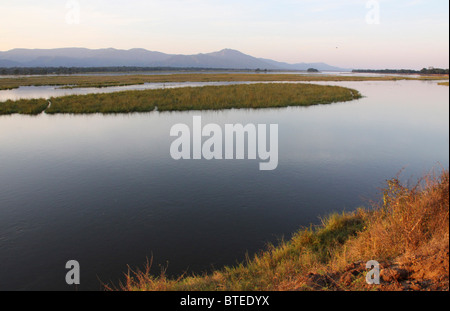 Sambesi mit Sandbänken und Bergen im Hintergrund Stockfoto