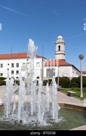 Infante Santo Quadrat in Santarém, Portugal. In den Rücken - Turm Escola Prática de Cavalaria und das ehemalige Kloster Trindade. Stockfoto