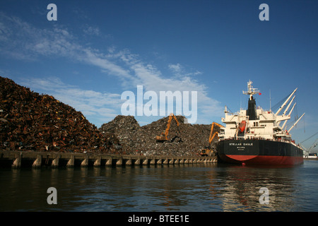 Das Frachtschiff "Stellar Adler" geladen mit Böschung Metall in Liverpool Docks, UK Stockfoto