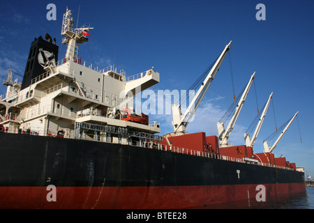 Krane auf dem Cargo Schiff "Stellar Adler", Liverpool Docks, UK Stockfoto