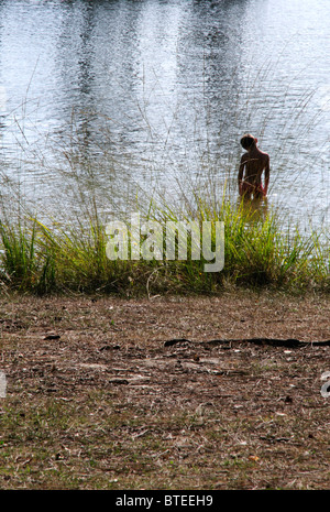 Kind, waten im See, Rückansicht Stockfoto